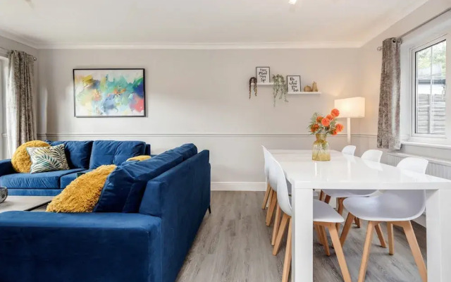 Ascot Pet Friendly 4 Bed House Parking