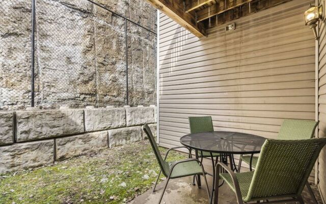 Ozark Overlook - Private Patio & Minutes to Attractions