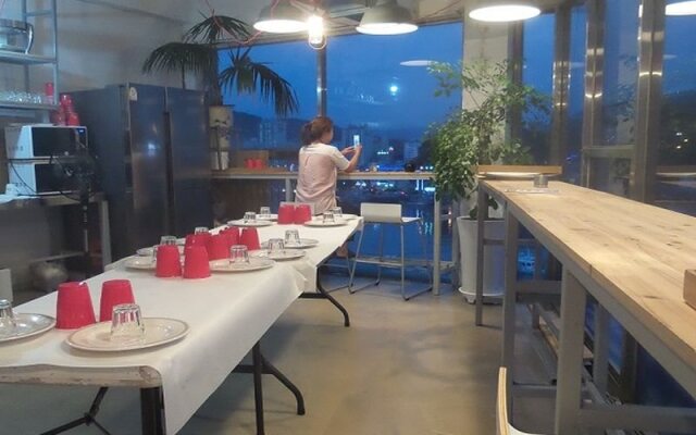 Life Guesthouse - Hostel