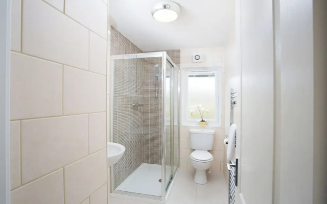 Bluebell Lodge - Sleeps 4,hot Tub, Loch & Woodland