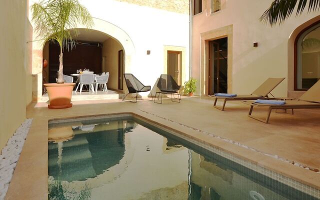 Top Quality Modern Town House in Petra With Private Pool