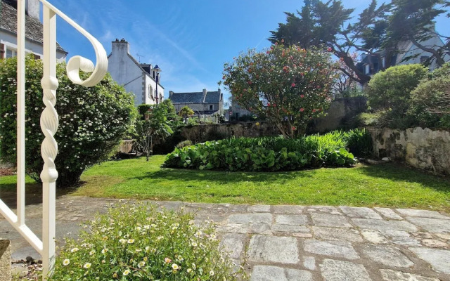 4 Family Home, Walking Distance to the Beach