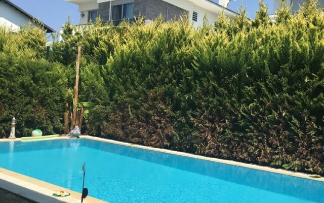 Ozel Havuzlu Luks Villa