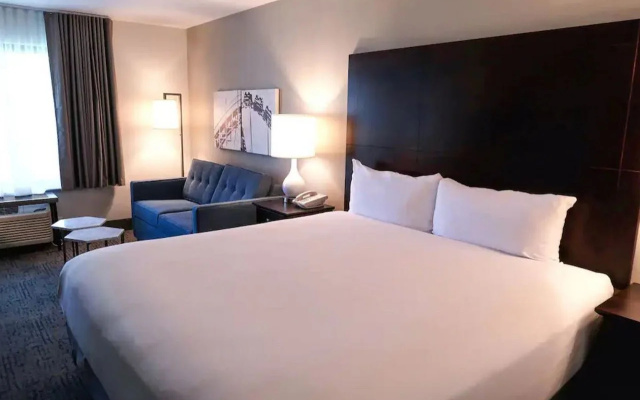 Oxford Suites Portland - Jantzen Beach