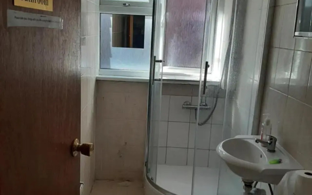 Single room with underbed 8