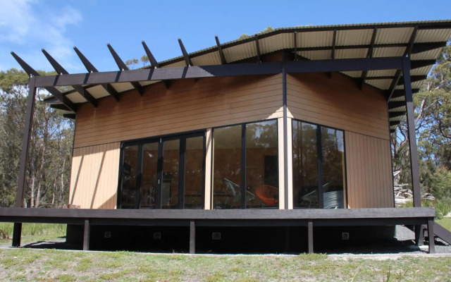 BAY OF FIRES ECO HUT off grid experience at Binalong Bay