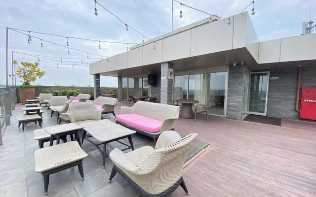 Good Homey Studio Apartment At Warhol (W/R) Residences