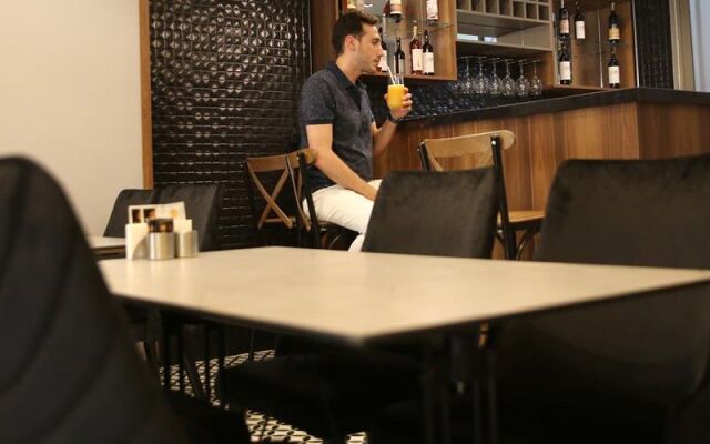 Mithras Hotel & Cafe