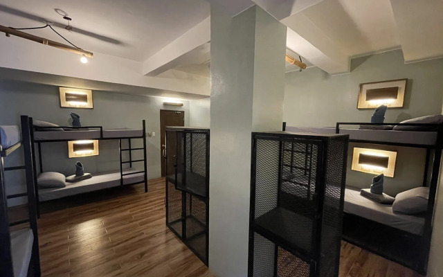 Outpost Hostel - Coron