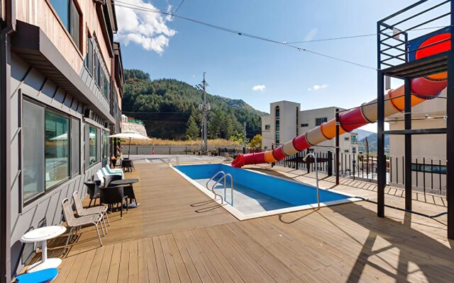Geoje Beach White Pension