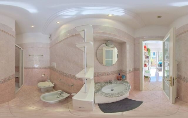 Beachfront, Private Garden, Central Area, Private Entrance