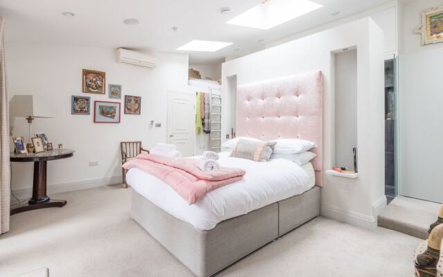 Classic Hammersmith Home by Ravenscourt Park