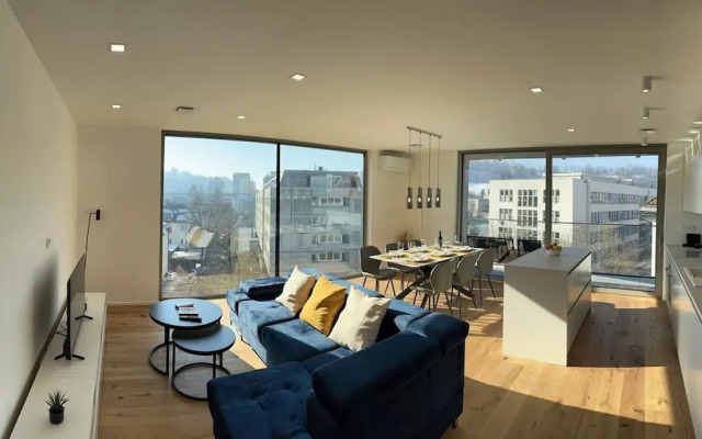 Garden Residence - Premium Castle View Apartment