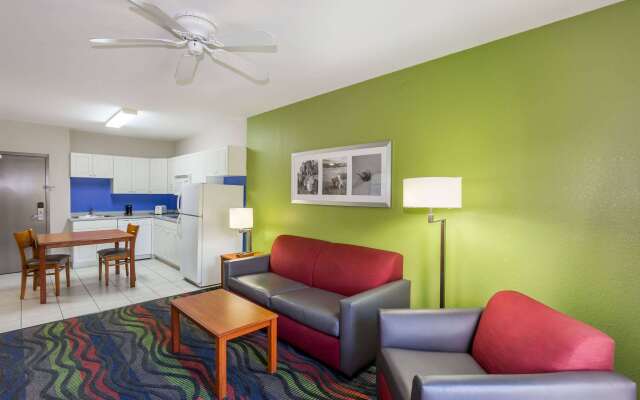 Days Inn & Suites by Wyndham Fort Myers Near JetBlue Park