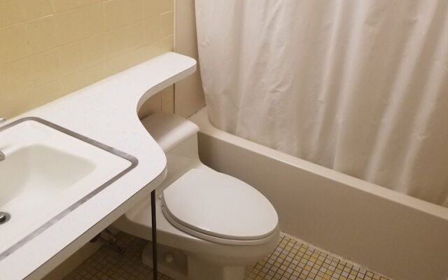 Tomac Motor Inn