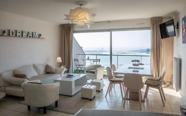 Les pieds dans l'eau accès direct à la plage !