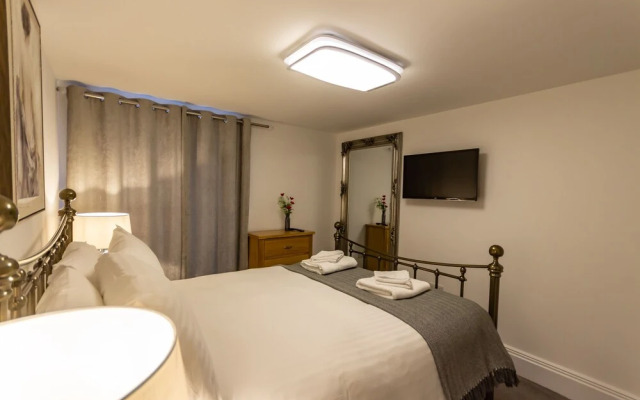 Luxury 2 bed Lower Ground Floor Apartment