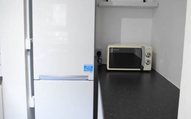 Shadwell 1 Bedroom Flat With Balcony
