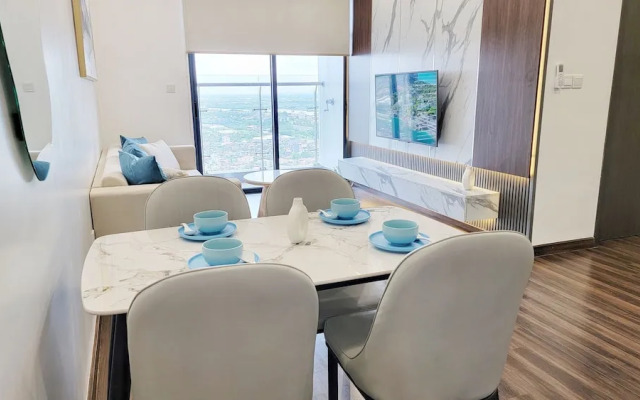 Modern Condo steps from Vincom Plaza
