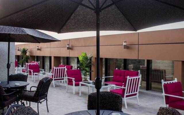 Platinum Suites Hotel Apartments