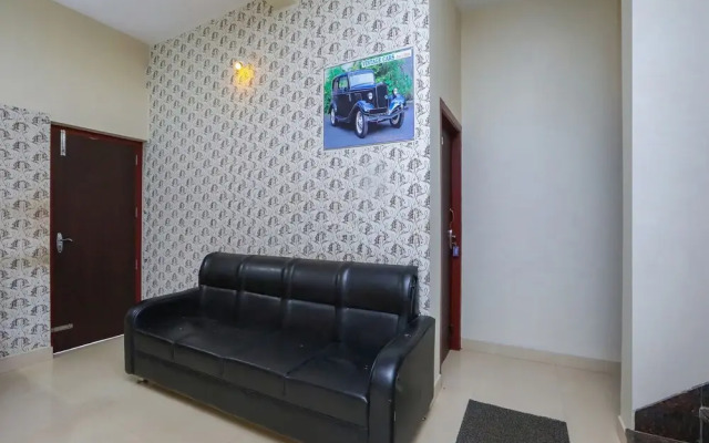 OYO 23308 Lamiya Plaza