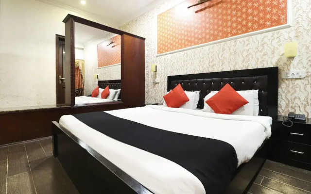 Capital O 5438 Hotel Shiraaz-2