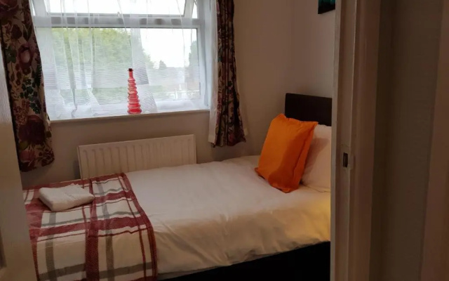 Penllech House - Huku Kwetu Notts - 3 Bedroom Spacious Lovely and Cosy with a Free Parking- Affordable and Suitable to Group Business Travellers