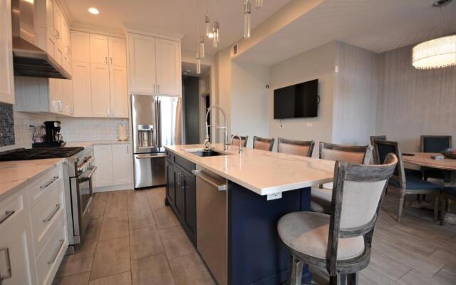 Penthouse Level, Stunning Wrigley Stay