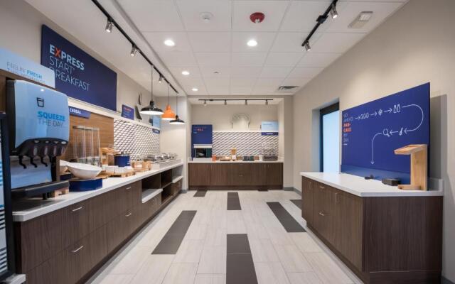 Holiday Inn Express & Suites Chicago - Hoffman Estates by IHG