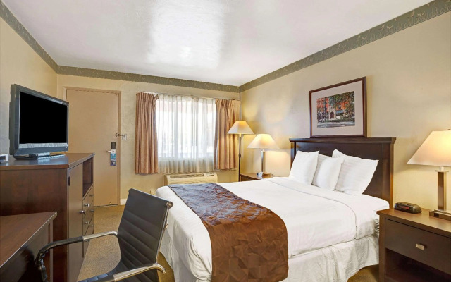 Travelodge by Wyndham Everett City Center