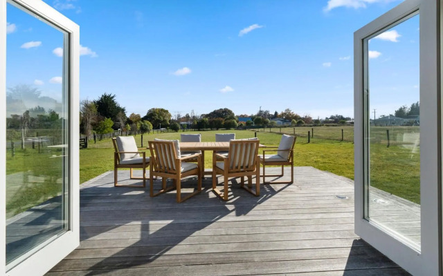 Te Whare Hipi - Martinborough Holiday Home