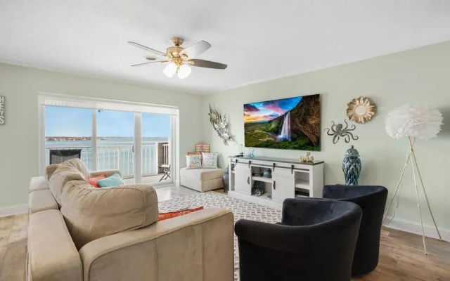 Harbour Island 402m 2 Bedroom Condo
