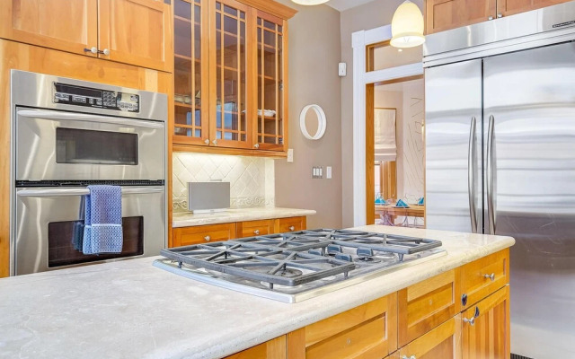 Stunning Modern Home, Prime Location Sleeps 15