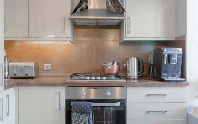Modern 1 Bedroom Apartment in Central Location