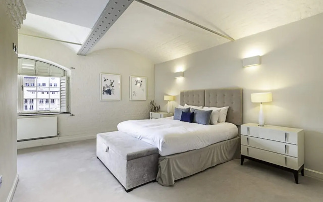 Charming Home in St Katharine Docks