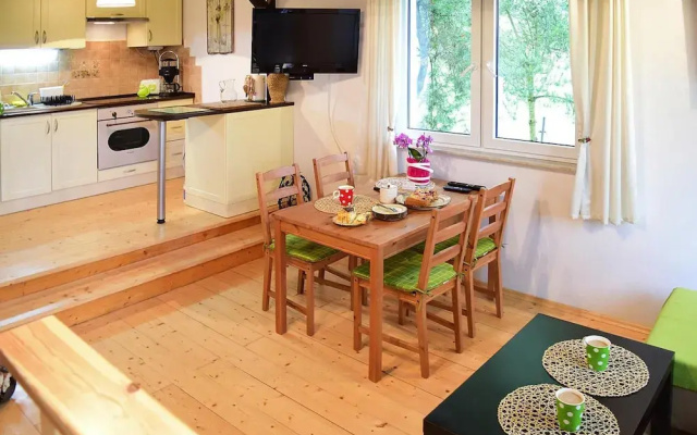 Lakeside Holiday Home With Private Garden