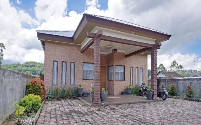 Oyo 90242 Villa And Guest House Panput