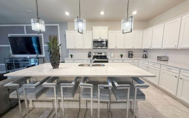 Upstay 20 Guest Capacity Mansion Near Disney