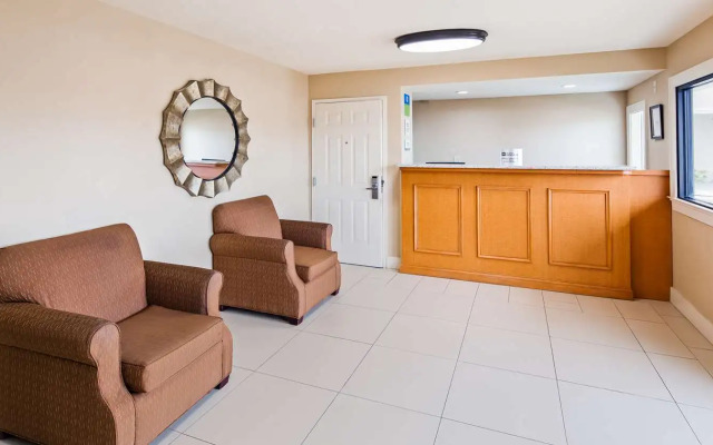 Rodeway Inn & Suites