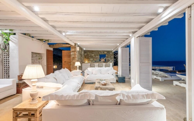 Inviting 8-bed Villa in Ermoupoli - Villa Blueros