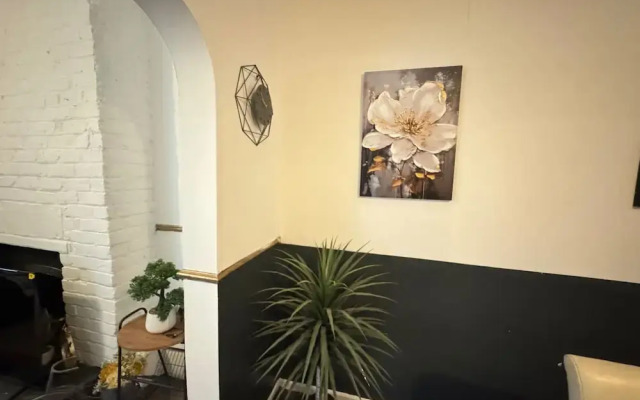 Manchester - House - Sleeps 6 - Parking - Garden