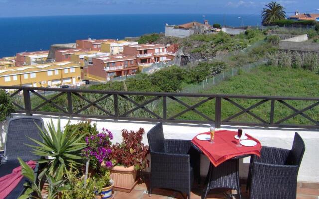 Rustic Holiday Home With Balcony and sea View