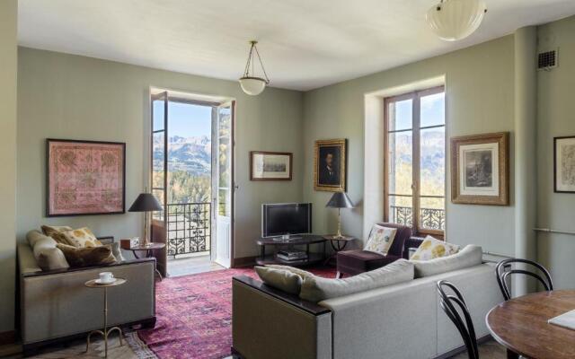 Luxury 2 bed apartment, central location with mountain views