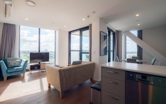 Stunning 2 Bedroom Apartment With City and Harbour Views in the CBD – Guest Rooms – Auckland