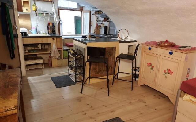 Studio atypique rue de Turin (ancienne étable de village)