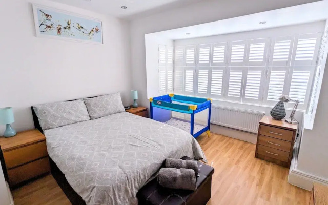 Stylish 2-bed Apartment Near Richmond Park