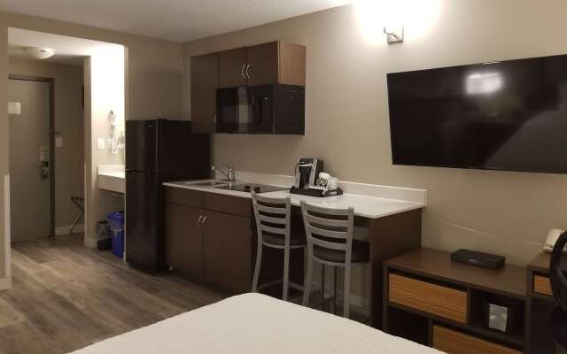 Super 8 by Wyndham Winnipeg West