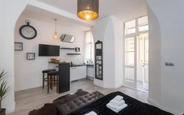 Wenceslas Square / Main Station - New Studio*****