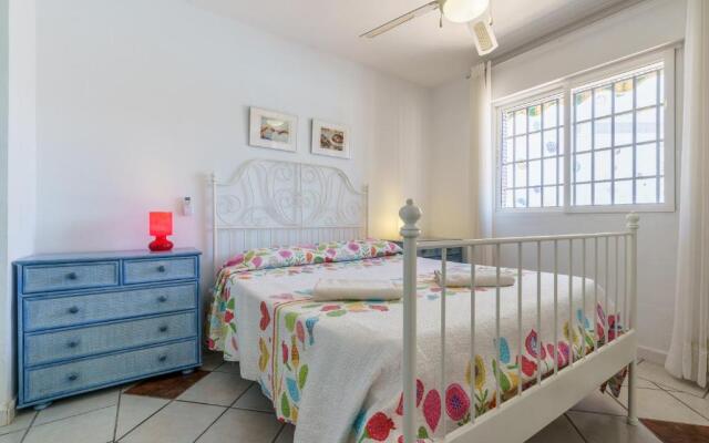 16 House in front of the sea