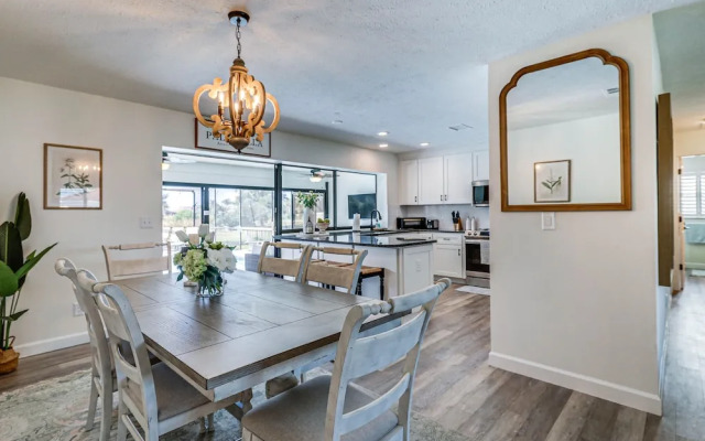 Apollo Beach Oasis: Lanai + Heated Pool!
